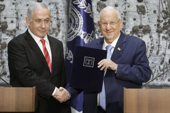 Israels Staatspräsident Reuven Rivlin (r) beauftragt Ministerpräsident Benjamin Netanjahu mit der Regierungsbildung.