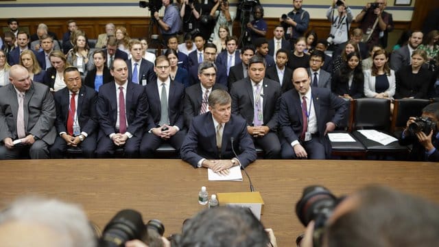 Joseph Maguire (vorne Mitte), der Koordinator der US-Geheimdienste, sagt vor dem House Intelligence Committee im Kapitol aus.
