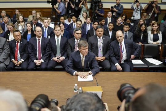 Joseph Maguire (vorne Mitte), der Koordinator der US-Geheimdienste, sagt vor dem House Intelligence Committee im Kapitol aus.