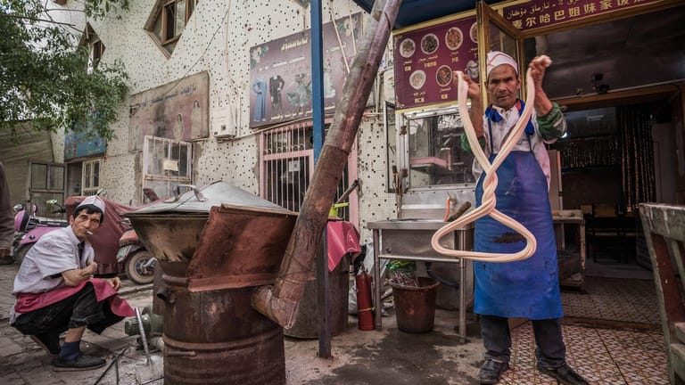 Alltag in Kashgar: Ein Uigure bereitet Nudeln zu. Die Menschen in der Region stehen unter Dauerbeobachtung. (21. April 2019)