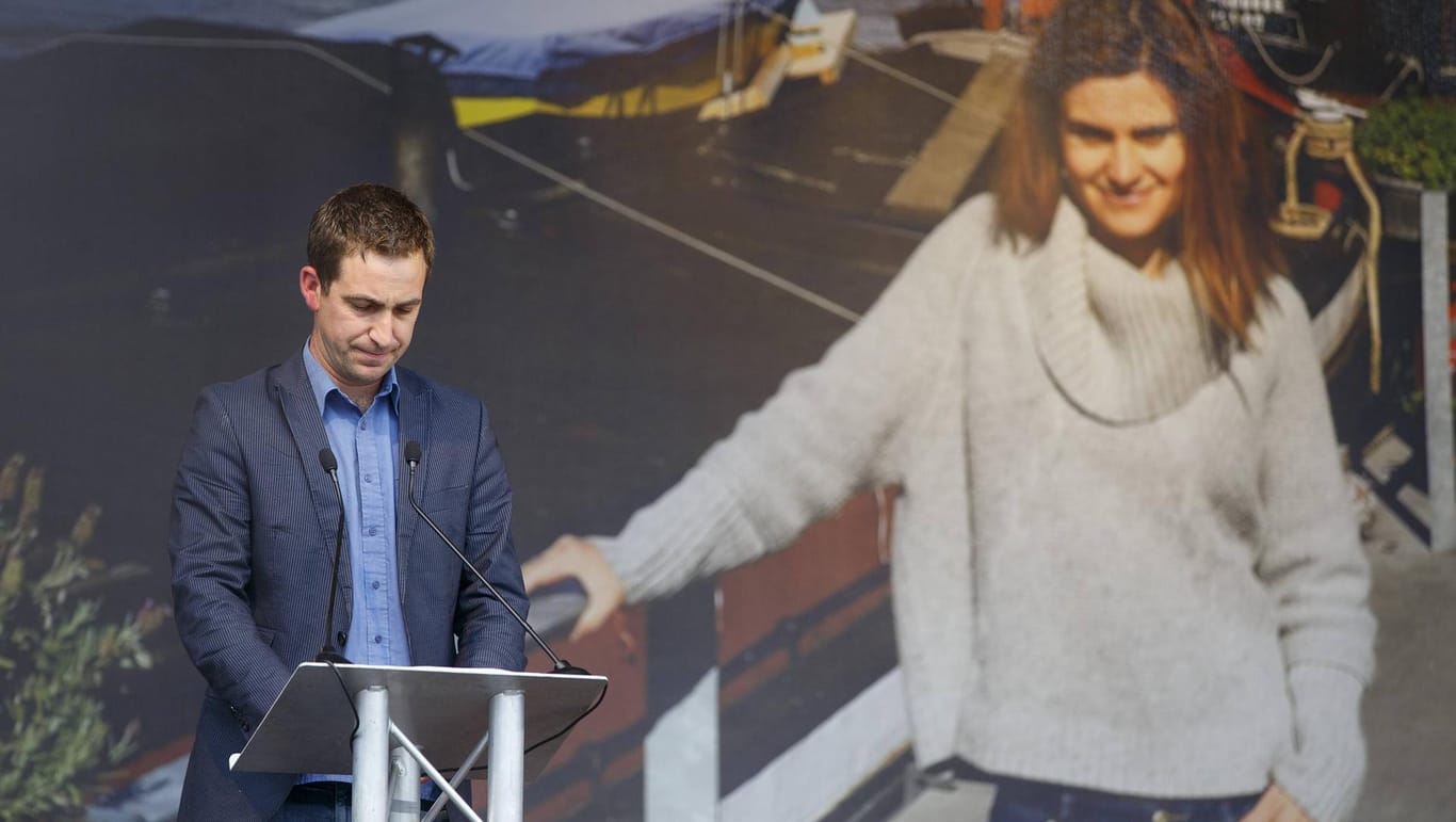 Witwer Brendan Cox bei einer Gedenkveranstaltung in London mit dem Foto seiner getöteten Frau: "Es macht mich krank zu sehen, wie Jos Name auf diese Weise benutzt wird."