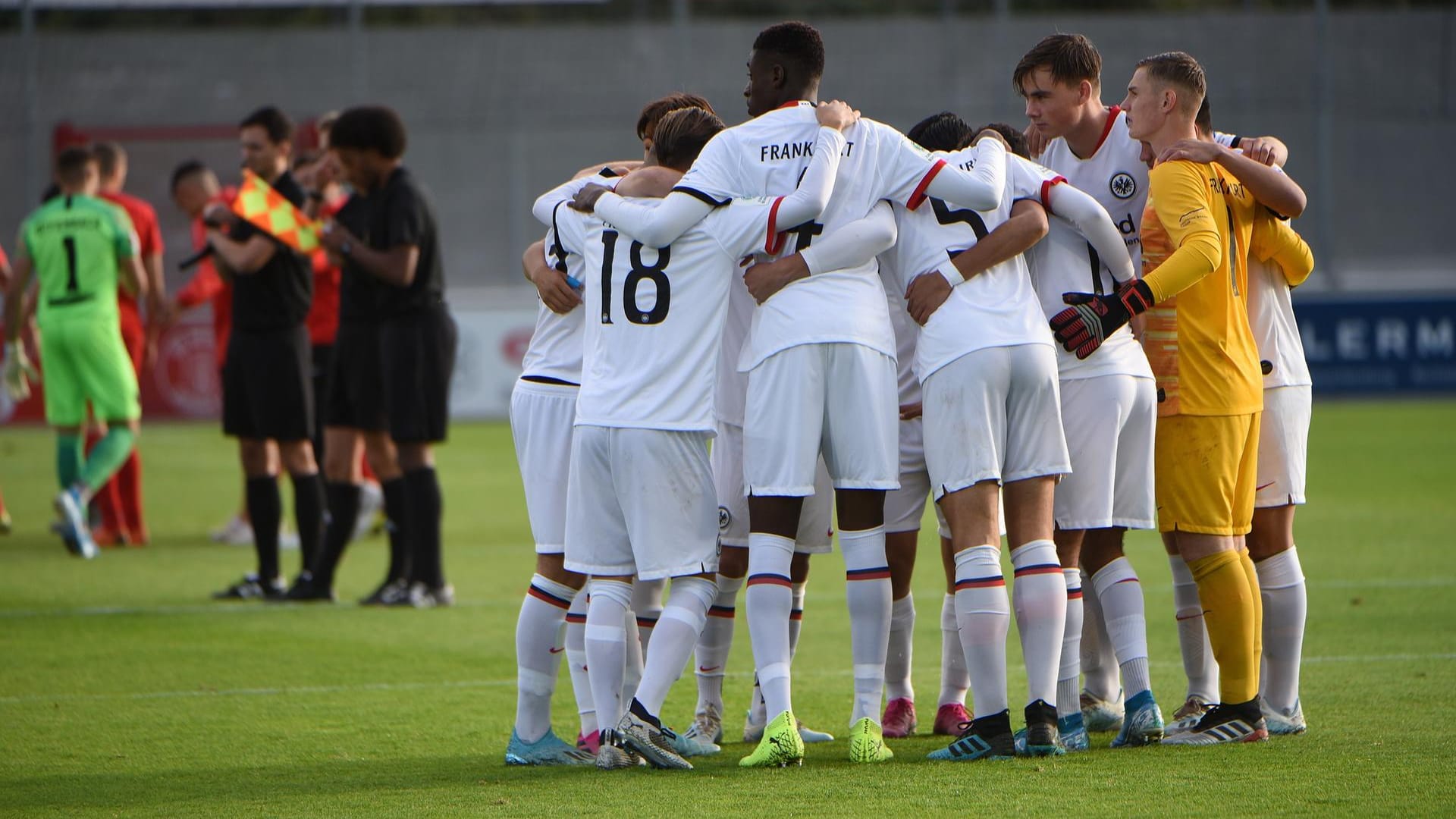 Die U19-Junioren von Eintracht Frankfurt im Spielerkreis: Alles über Fußball und Co. in unserem Sport-Blog.