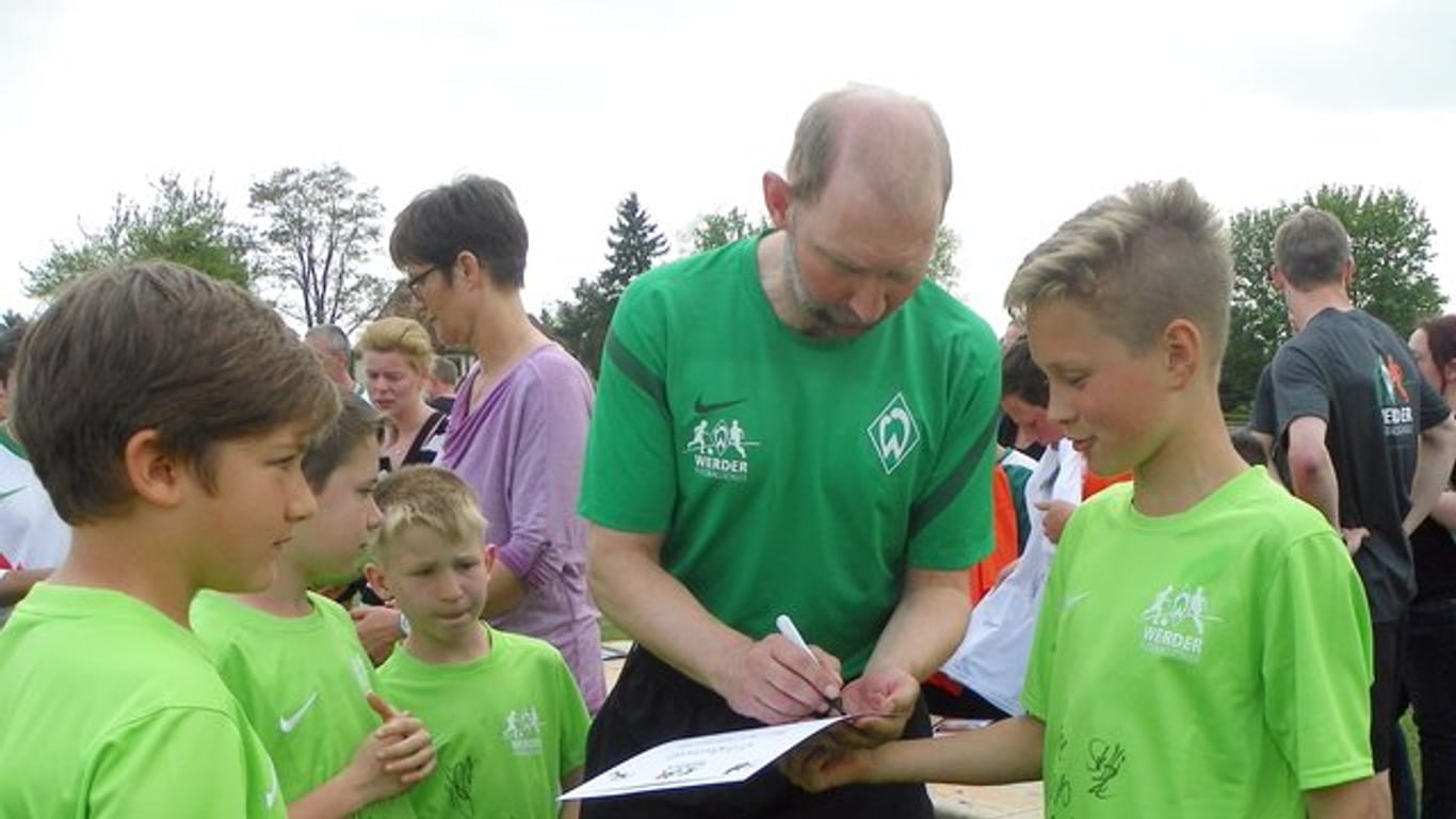 Fühlt sich an der Schule und unter Kindern wohl: Ex-Werder-Profi Dieter Eilts.