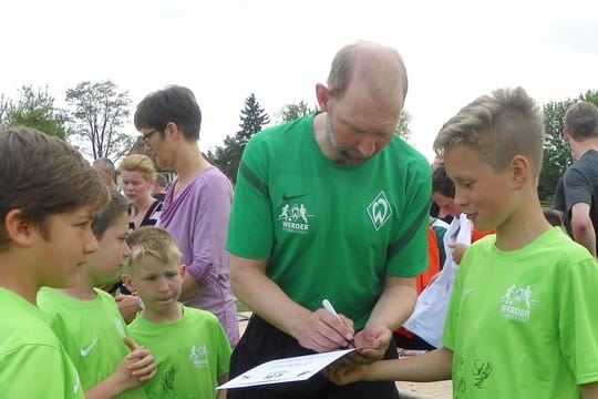 Fühlt sich an der Schule und unter Kindern wohl: Ex-Werder-Profi Dieter Eilts.