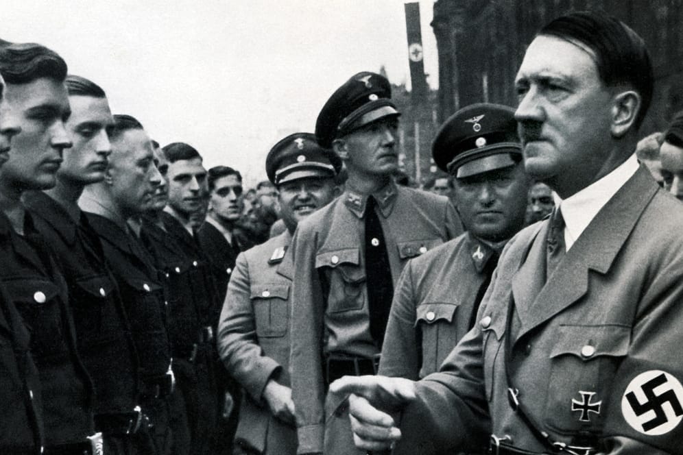 Adolf Hitler 1936: Neun Jahre später beging der Diktator Suizid, seine Leiche wurde von den Sowjets sichergestellt.
