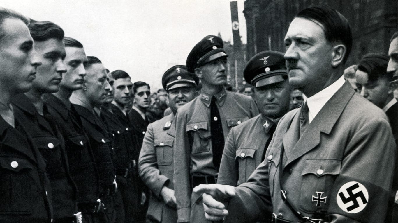 Adolf Hitler 1936: Neun Jahre später beging der Diktator Suizid, seine Leiche wurde von den Sowjets sichergestellt.