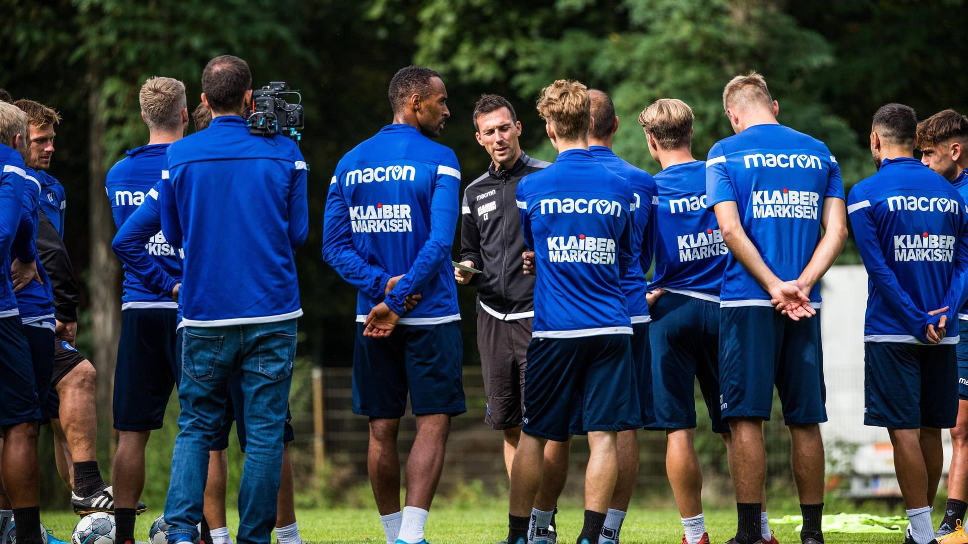 Die Mannschaft rund um Alois Schwartz: Zu sehen ist der Karlsruher SC beim Training.