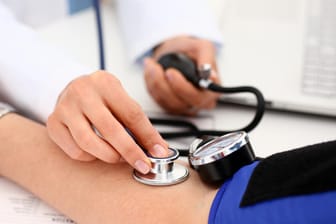 Eine Ärztin misst den Blutdruck: Regelmäßige Blutdruckmessungen sind laut Experten bereits im jungen Alter sinnvoll.