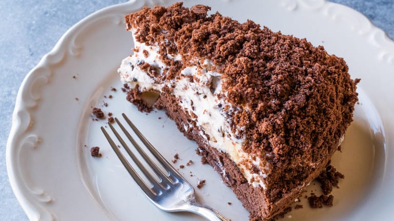 Ein Stück Maulwurfkuchen: Zum Einfrieren ist der Kuchen eher nicht geeignet, denn darunter leidet der Geschmack.