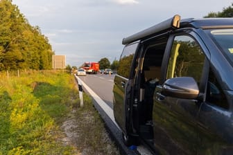 Das Unglücksfahrzeug steht an der A96 bei Windach in Bayern.