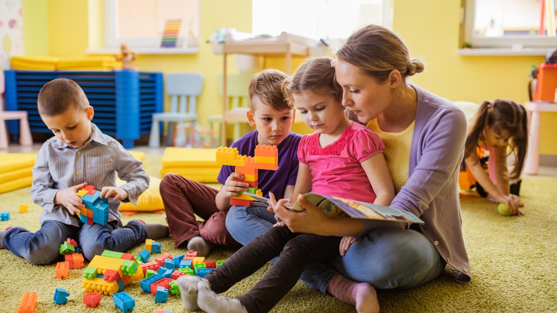 Eine Erzieherin mit Kindern: 2018 betreute eine Fachkraft 8,9 Kinder zwischen drei und sechs Jahren.