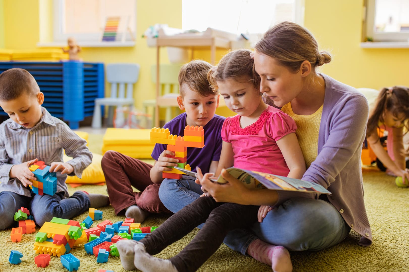 Eine Erzieherin mit Kindern: 2018 betreute eine Fachkraft 8,9 Kinder zwischen drei und sechs Jahren.