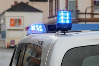Ein Blaulicht leuchtet auf einem Einsatzfahrzeug der Polizei: Seit 2017 ist eine Ermittlungskommission am Berliner Platz in Wuppertal tätig.
