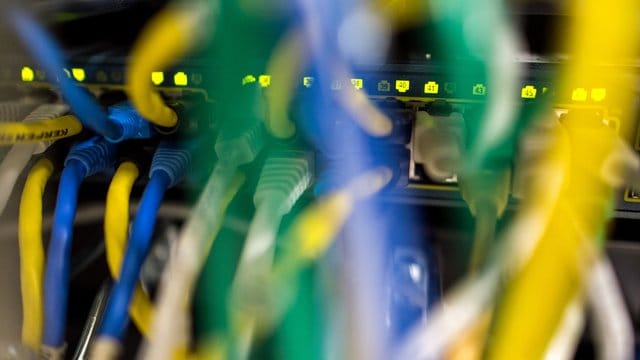 Unter Vorratsdatenspeicherung versteht man die flächendeckende, anlasslose Erfassung von Telefon- und Internetdaten der Nutzer.