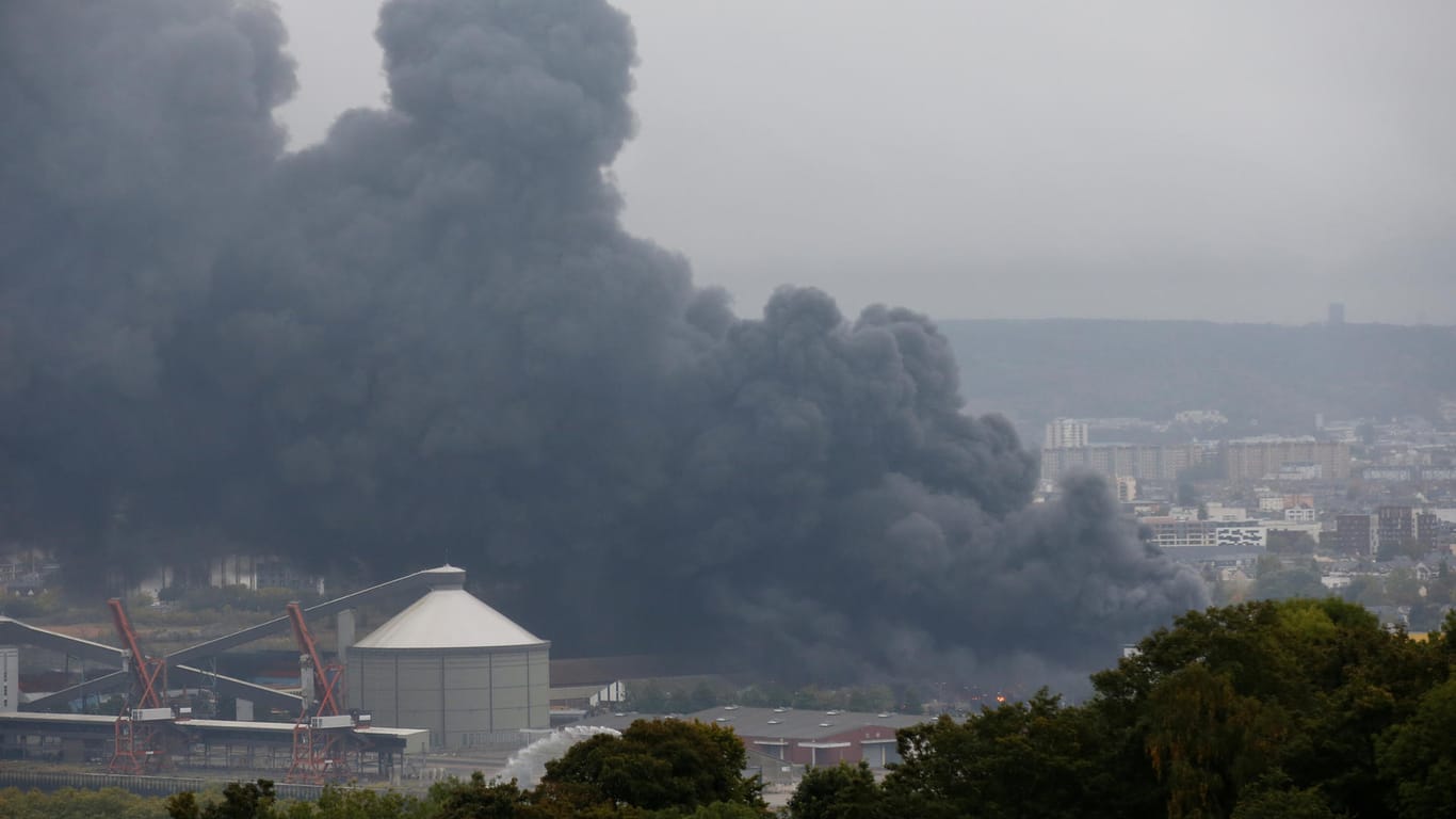 Dunkle Rauchwolken über dem nordfranzösischen Rouen: Eine Chemiefabrik steht in Flammen.