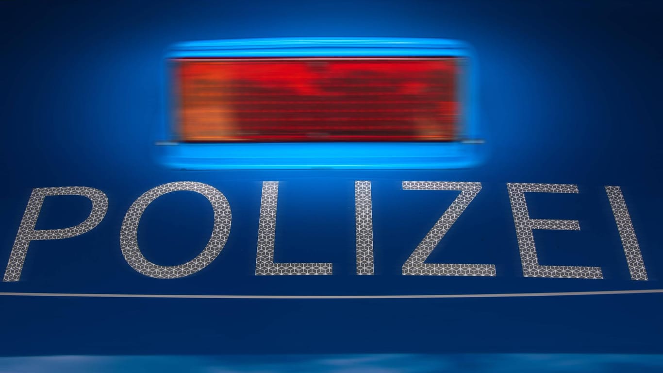 Leuchtendes Blaulicht auf einem Polizeifahrzeug: In Wuppertal ist ein 59-Jähriger von mehreren Jugendlichen und jungen Männern überfallen worden. (Symbolbild)