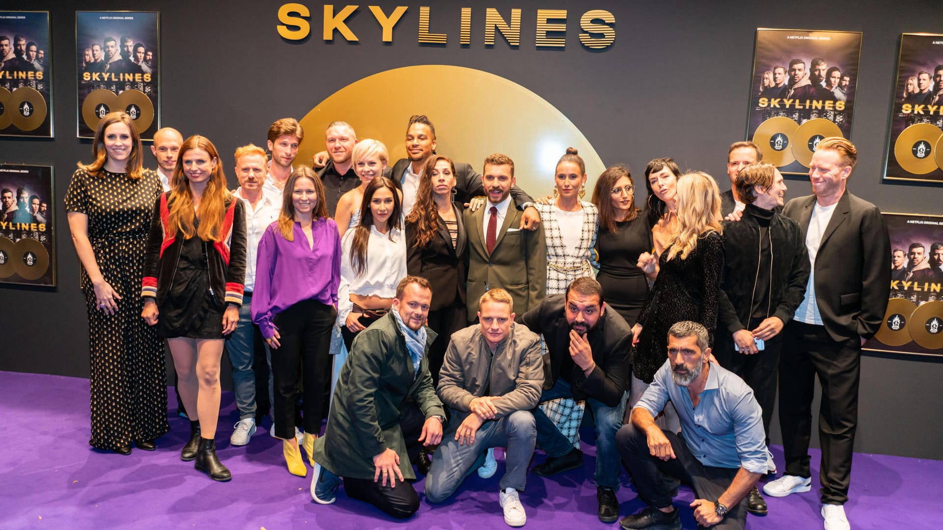 Auf dem Roten Teppich steht ein Teil der Mitwirkenden der Netflix-Serie "Skylines": Am Freitag beginnt der Serienstart.