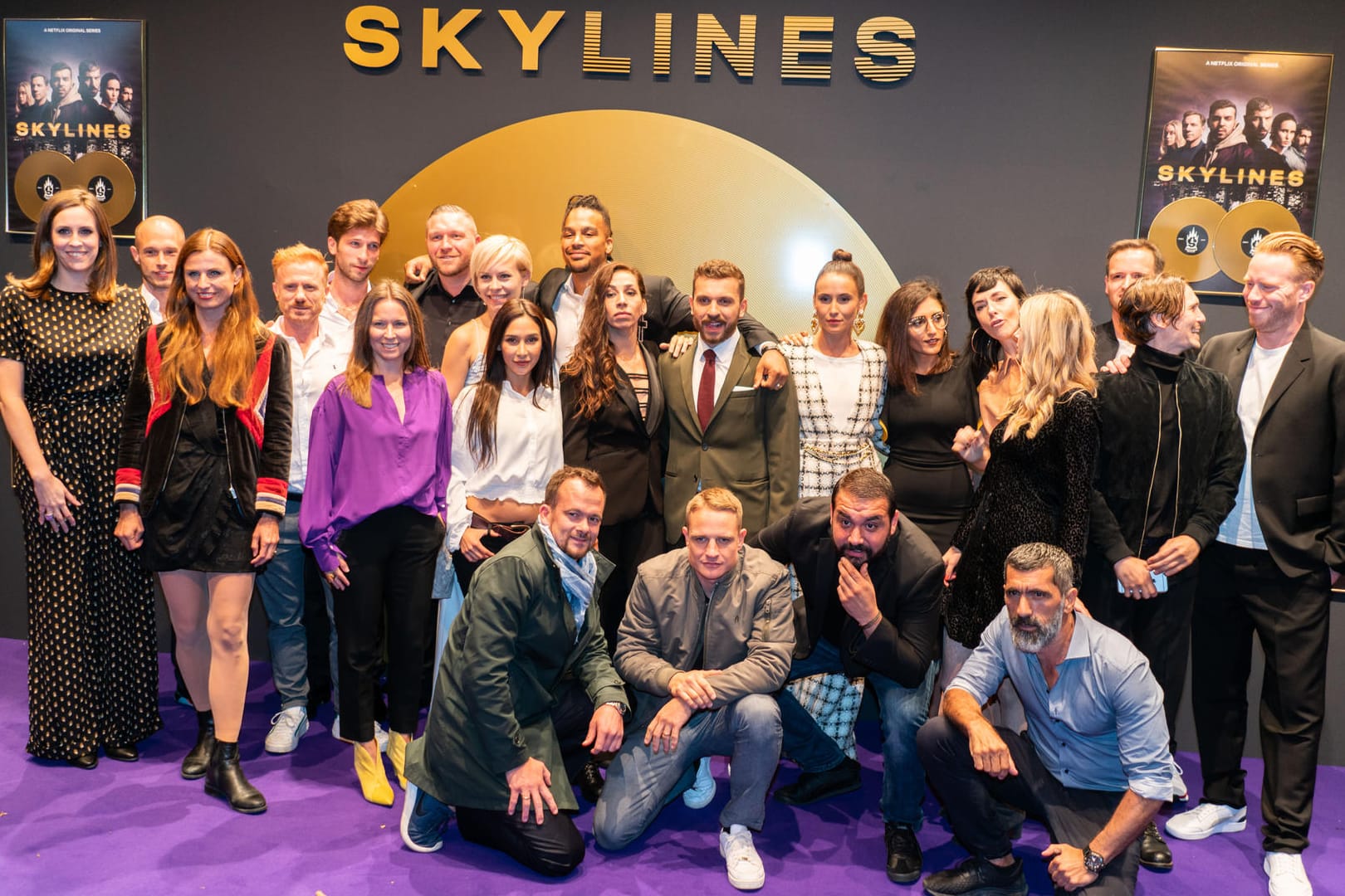 Auf dem Roten Teppich steht ein Teil der Mitwirkenden der Netflix-Serie "Skylines": Am Freitag beginnt der Serienstart.