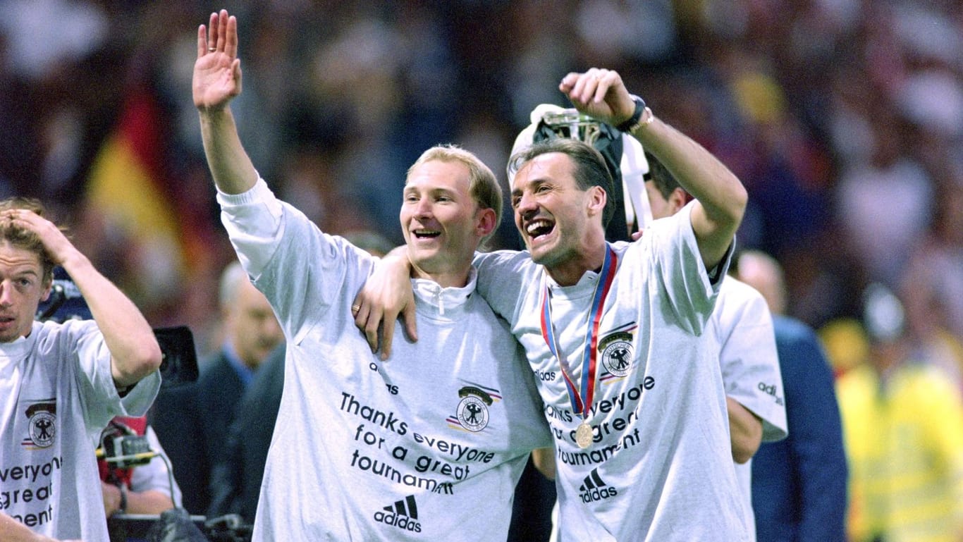 Dieter Eilts (l.) mit Jürgen Kohler: Der EM-Titel 1996 war sein größter Erfolg.