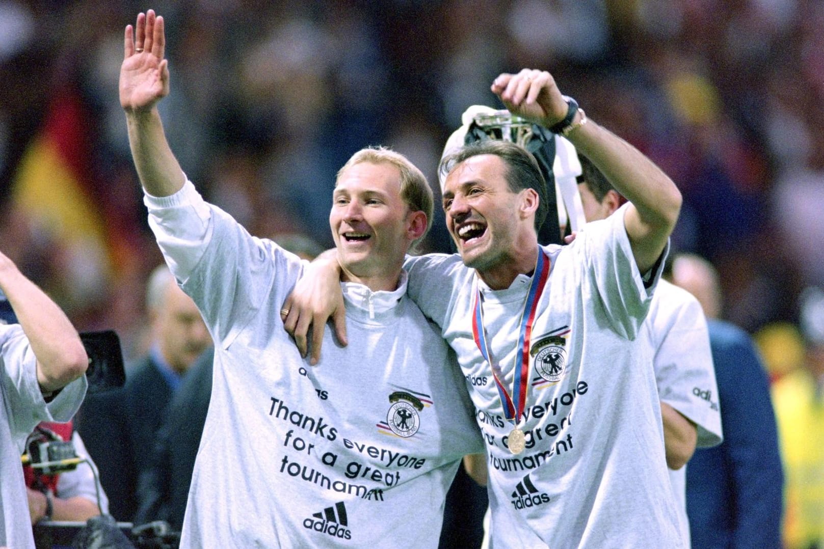 Dieter Eilts (l.) mit Jürgen Kohler: Der EM-Titel 1996 war sein größter Erfolg.