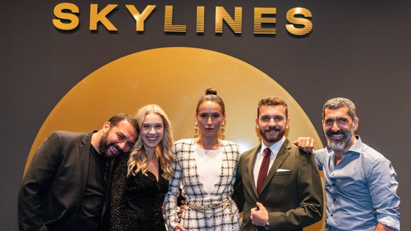 Sahin Eryilmaz (l-r), Anna Herrmann, Peri Baumeister, Edin Hasanovic und Erdal Yildiz stellen "Skylines" in Frankfurt vor.