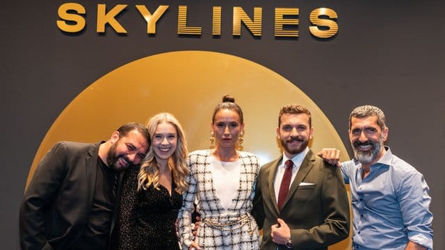 Sahin Eryilmaz (l-r), Anna Herrmann, Peri Baumeister, Edin Hasanovic und Erdal Yildiz stellen "Skylines" in Frankfurt vor.