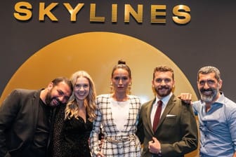 Sahin Eryilmaz (l-r), Anna Herrmann, Peri Baumeister, Edin Hasanovic und Erdal Yildiz stellen "Skylines" in Frankfurt vor.