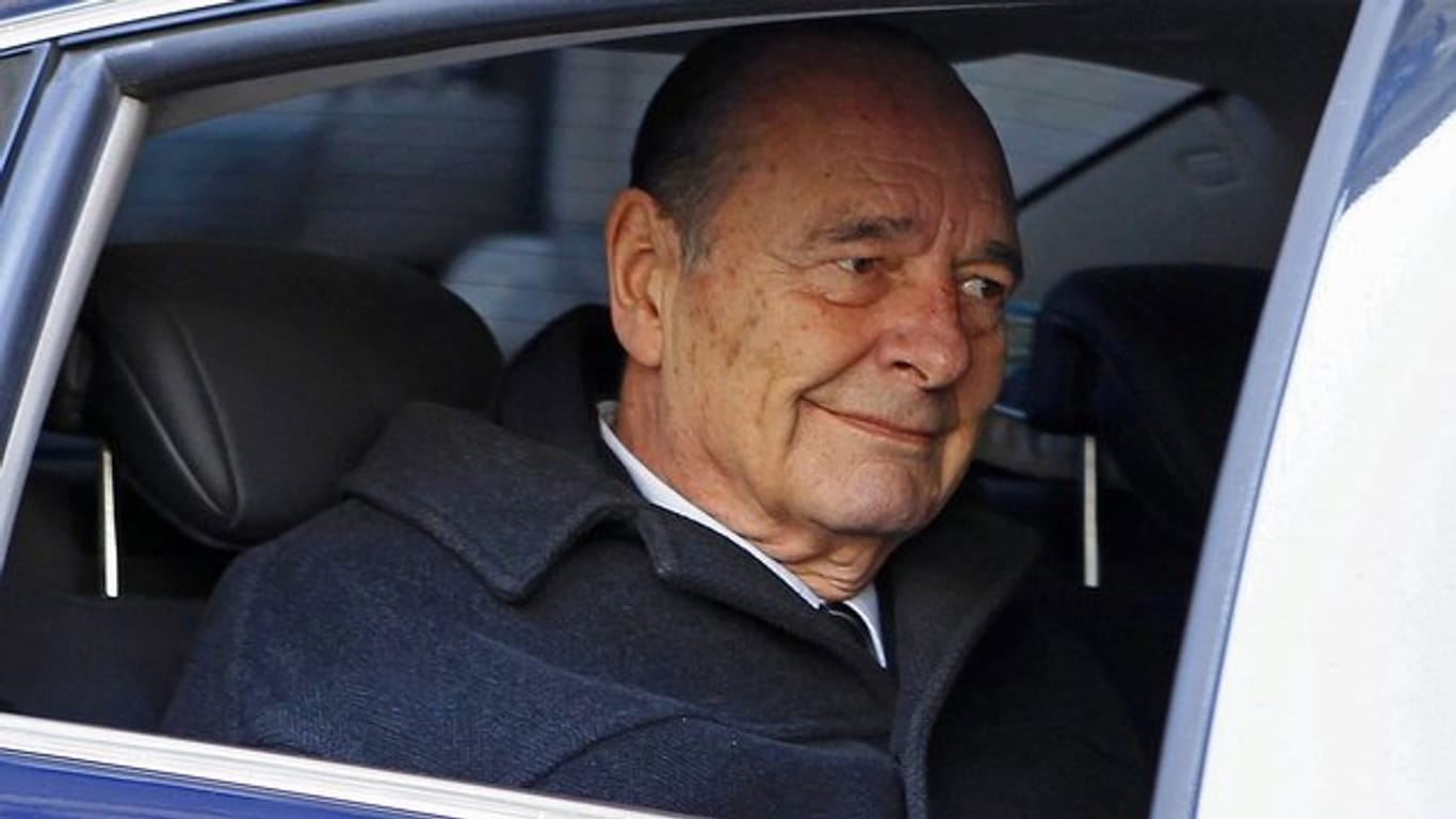 In den vergangenen Jahren hatte sich Chirac aus gesundheitlichen Gründen aus der Öffentlichkeit weitgehend zurückgezogen.