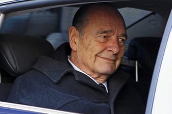 In den vergangenen Jahren hatte sich Chirac aus gesundheitlichen Gründen aus der Öffentlichkeit weitgehend zurückgezogen.