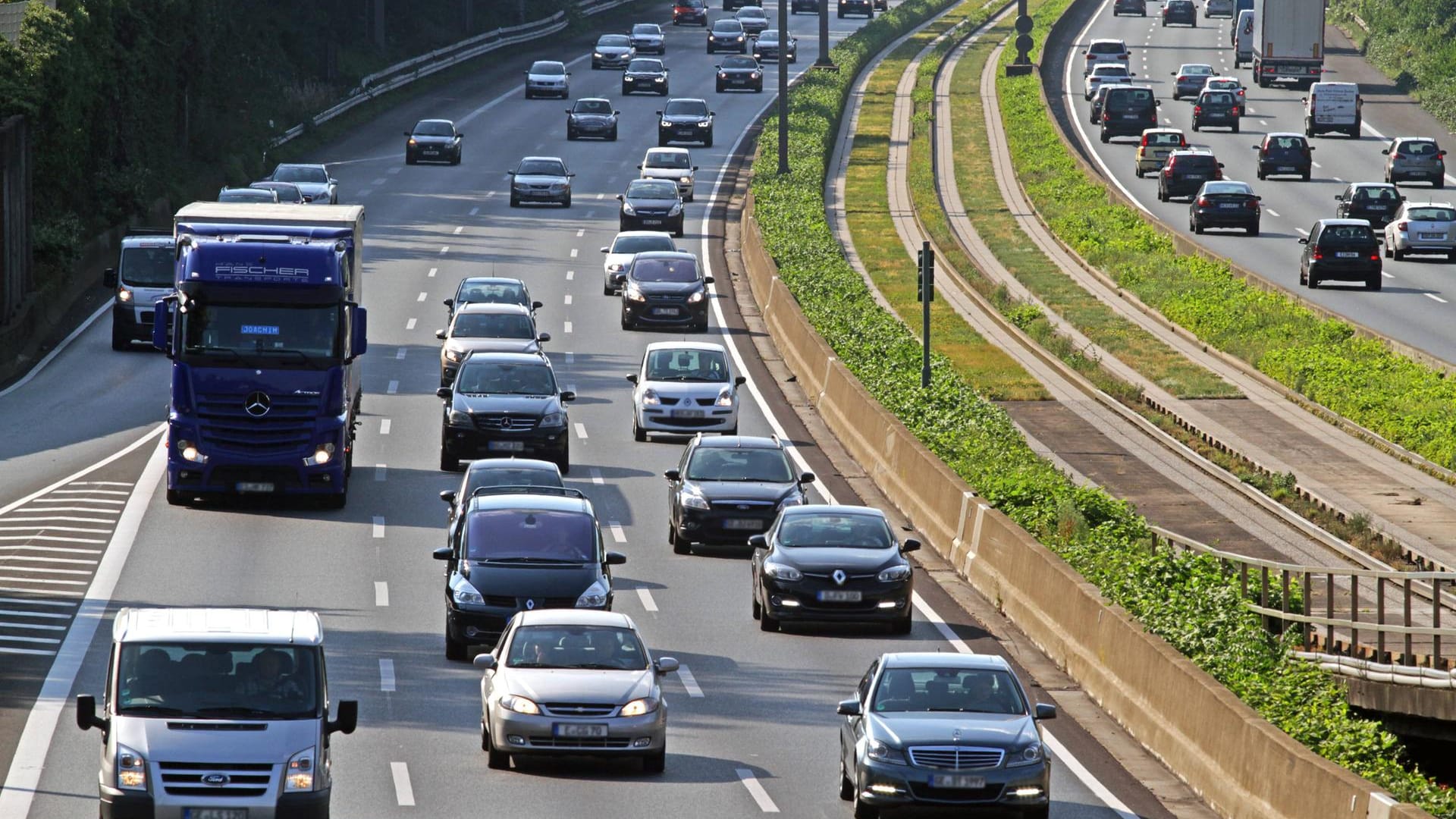 Die A40 in Höhe Essen-Kray: Die Autobahn muss während der Bomben-Entschärfung zeitweise gesperrt werden. Die A40 in Höhe Essen-Kray: Die Autobahn muss während der Bomben-Entschärfung zeitweise gesperrt werden.