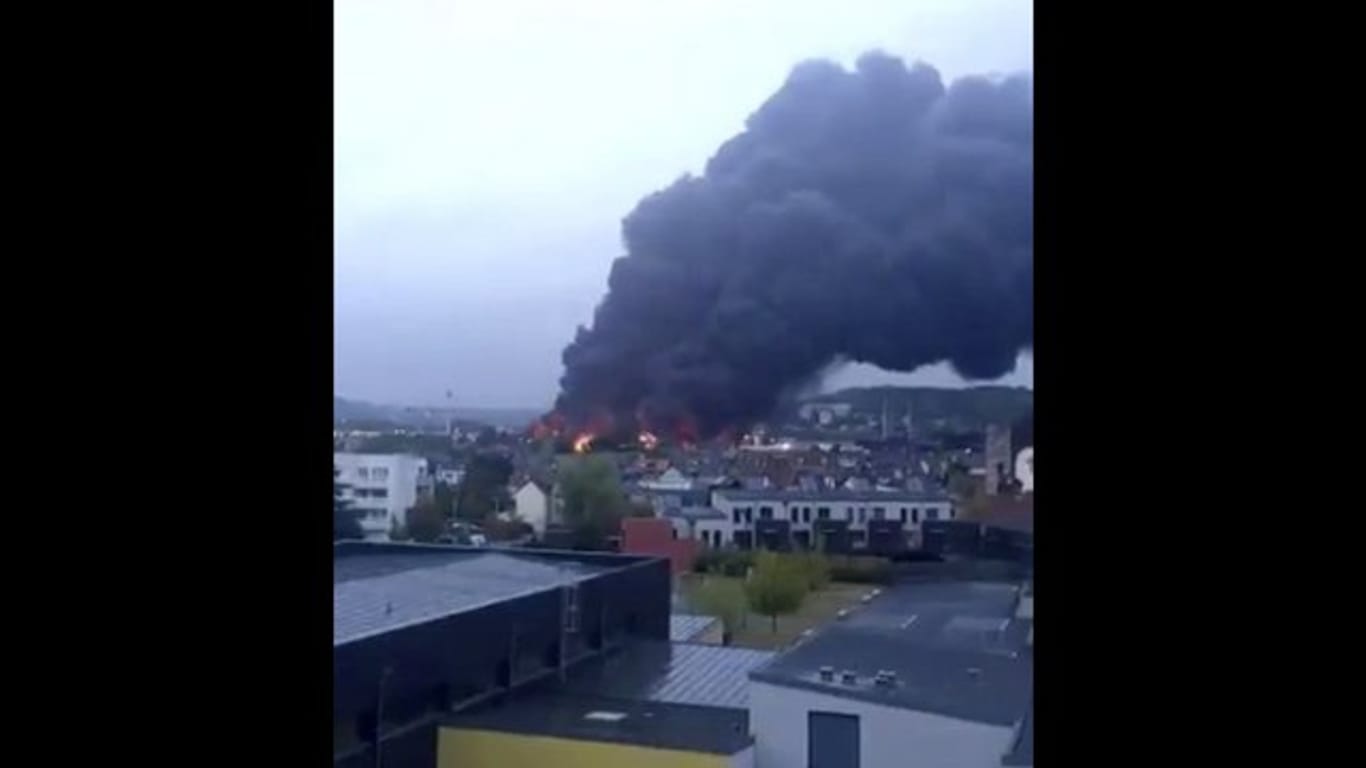 Auf einem Video auf Twitter ist eine riesige schwarze Rauchwolke über der Chemiefabrik in der Normandie zu sehen.
