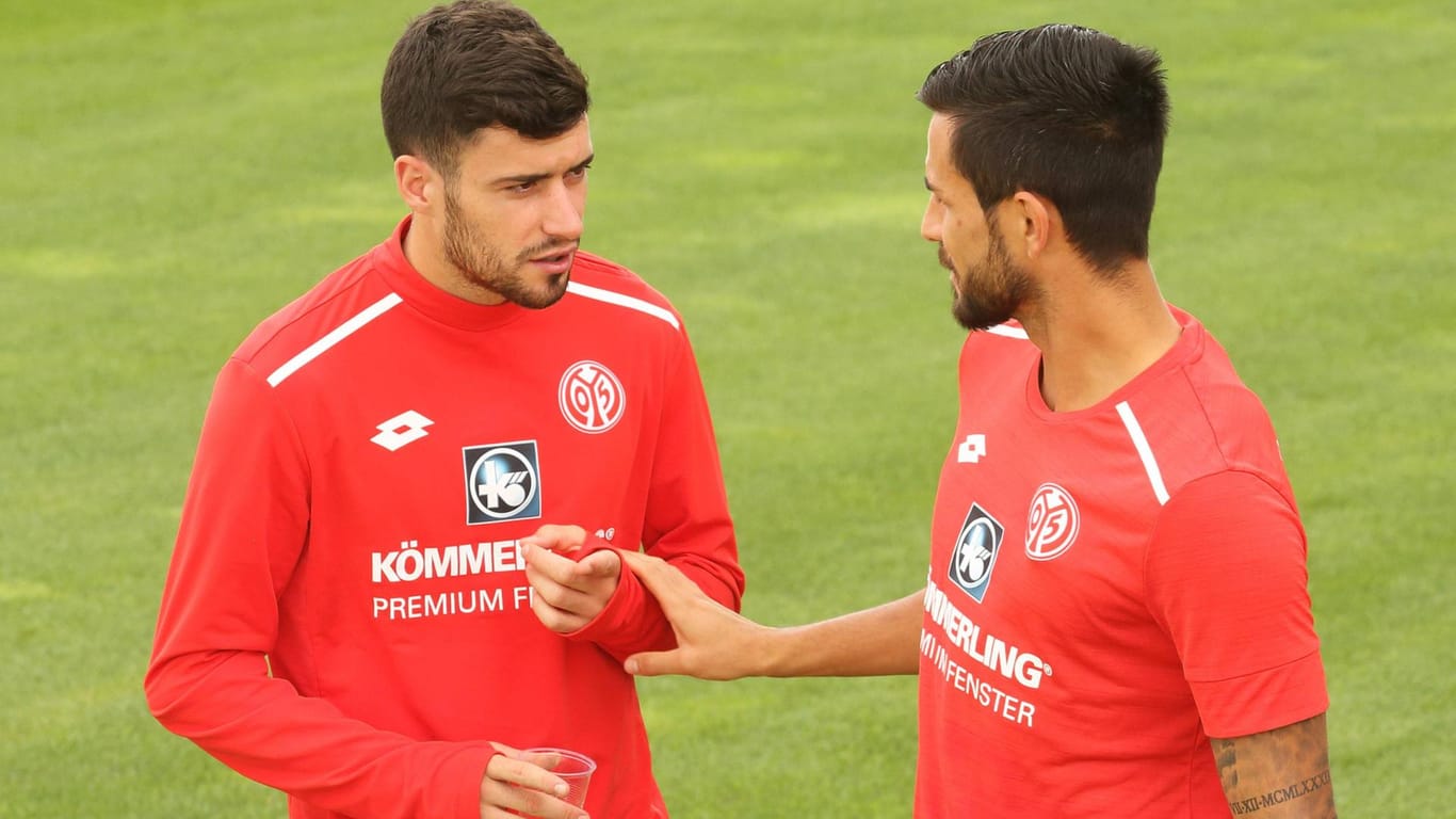 Aarón Martín und Danny Latza: Die beiden Angeschlagenen können voraussichtlich nicht am Spiel gegen Wolfsburg teilnehmen.