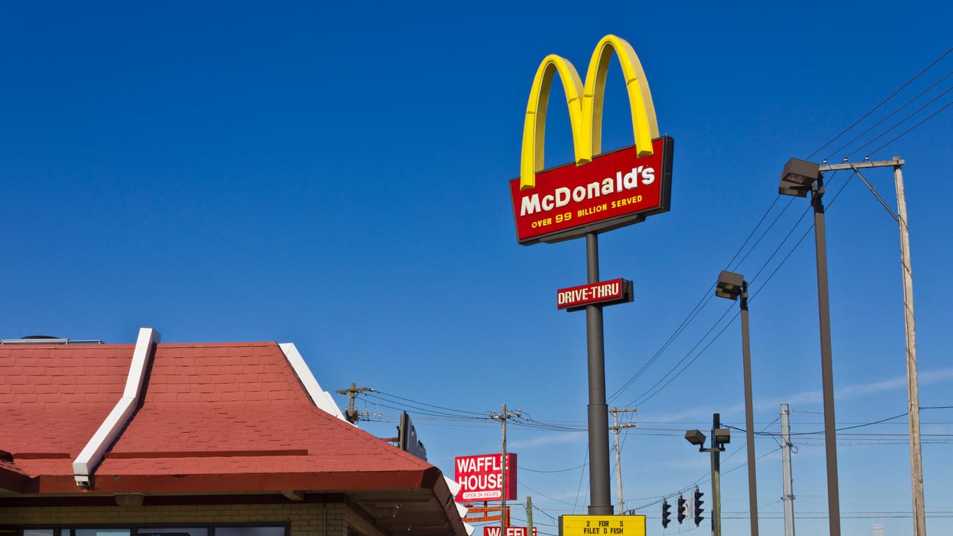 Eine McDonald's-Filiale: Der neue, vegane Burger soll unter der Abkürzung "P.L.T." angeboten werden