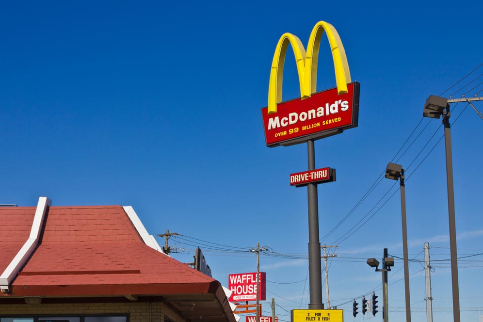 Eine McDonald's-Filiale: Der neue, vegane Burger soll unter der Abkürzung "P.L.T." angeboten werden
