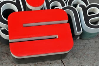 Das Logo der Sparkasse: Münchner Sparkassenchefs wollen ab 1. Oktober von Neukunden mit Guthaben von mehr als 100.000 Euro Strafzinsen verlangen