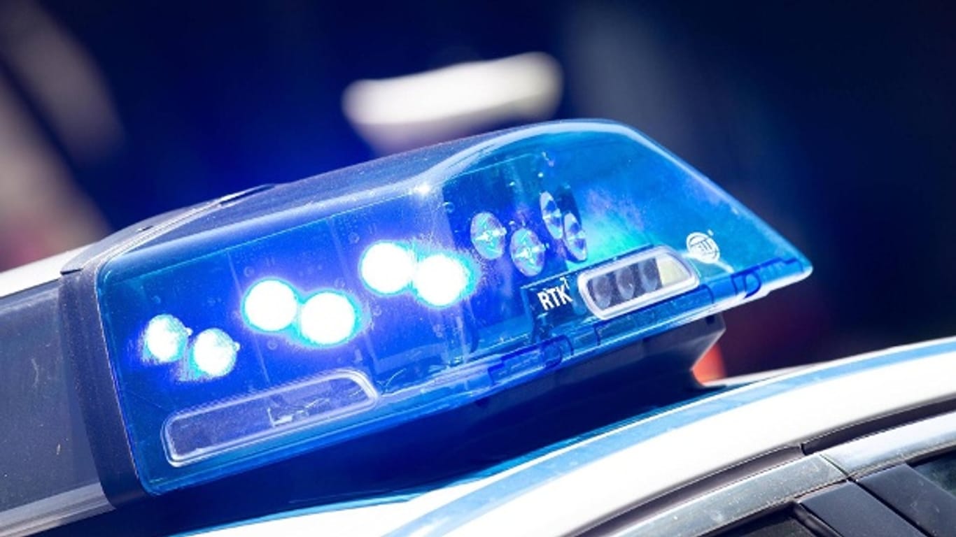 Blaulicht eines Polizeiwagens: In Frankfurt ist ein Radfahrer durch einen schweren Verkehrsunfall ums Leben gekommen.