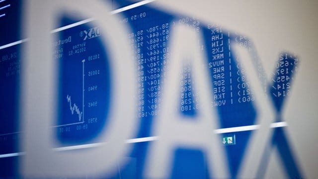 Laut einer Umfrage wissen viele junge Menschen nicht, was genau sich hinter der Abkürzung DAX verbirgt. Laut einer Umfrage wissen viele junge Menschen nicht, was genau sich hinter der Abkürzung DAX verbirgt.