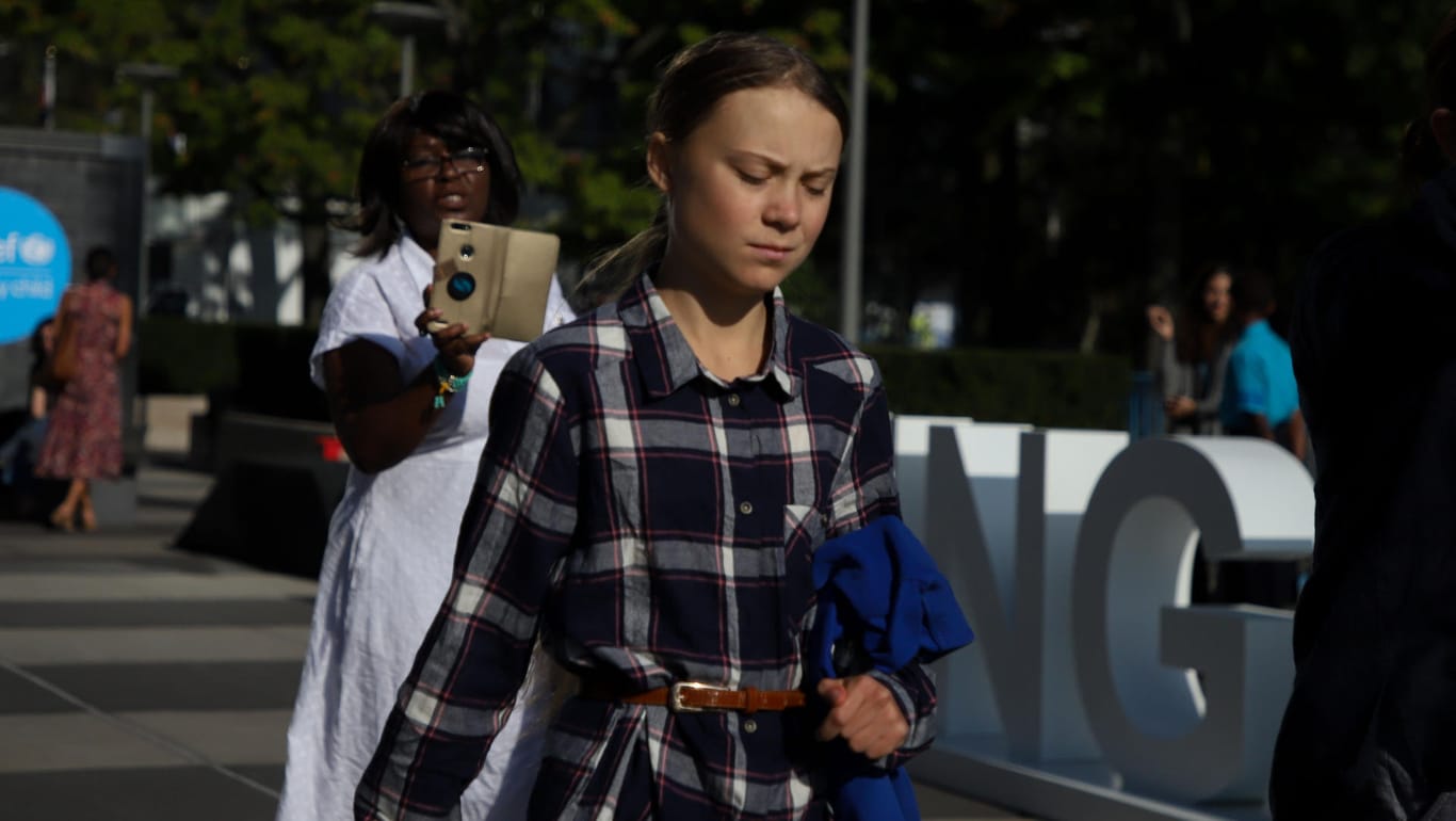 Greta Thunberg läuft über das Gelände der UN in New York: Sie wäre lieber nicht Teil einer Jugendbewegung, sondern in der Schule.