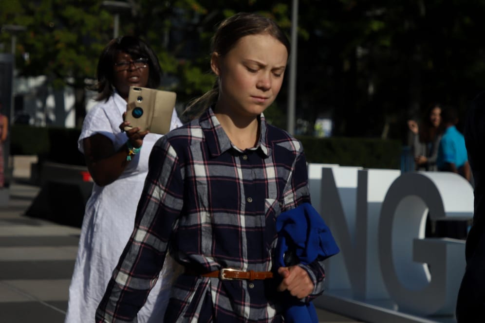Greta Thunberg läuft über das Gelände der UN in New York: Sie wäre lieber nicht Teil einer Jugendbewegung, sondern in der Schule.