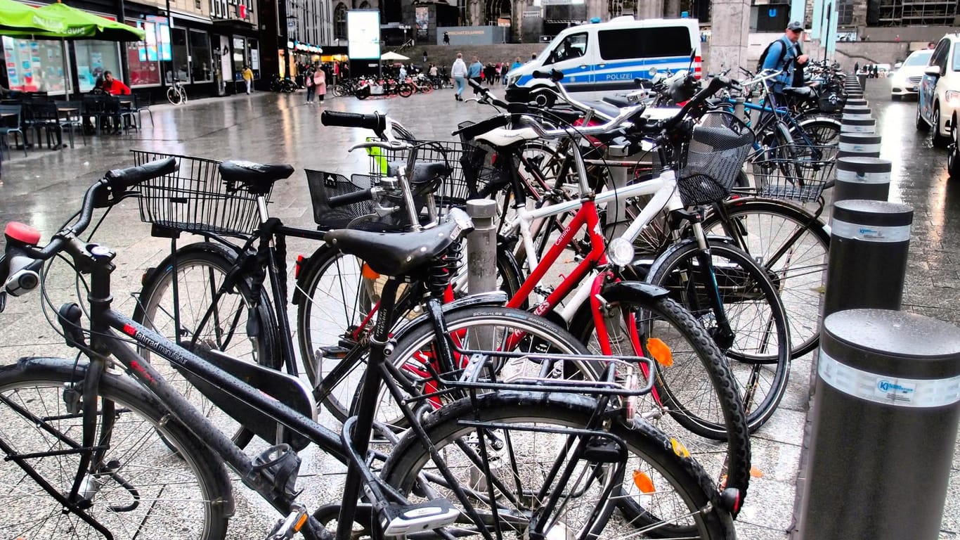 Legale Abstellplätze für Räder am Hauptbahnhof in Köln: Die Stadt hat zu wenig Stellplätze für Fahrräder.