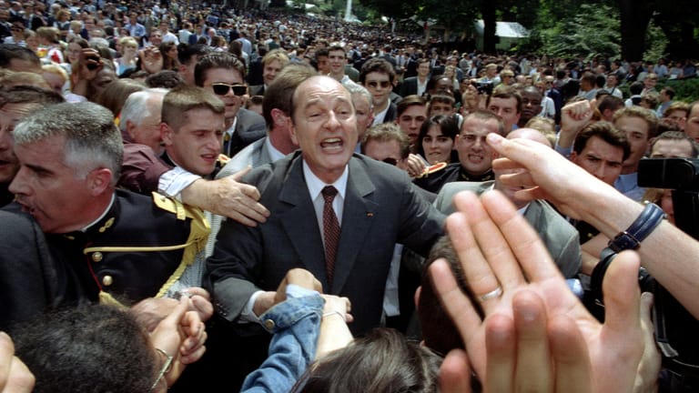 Auf Tuchfühlung: Jacques Chirac schüttelt am Bastille-Tag 1997 die Hände von Besuchern im Garten des Elysee-Palastes in Paris.