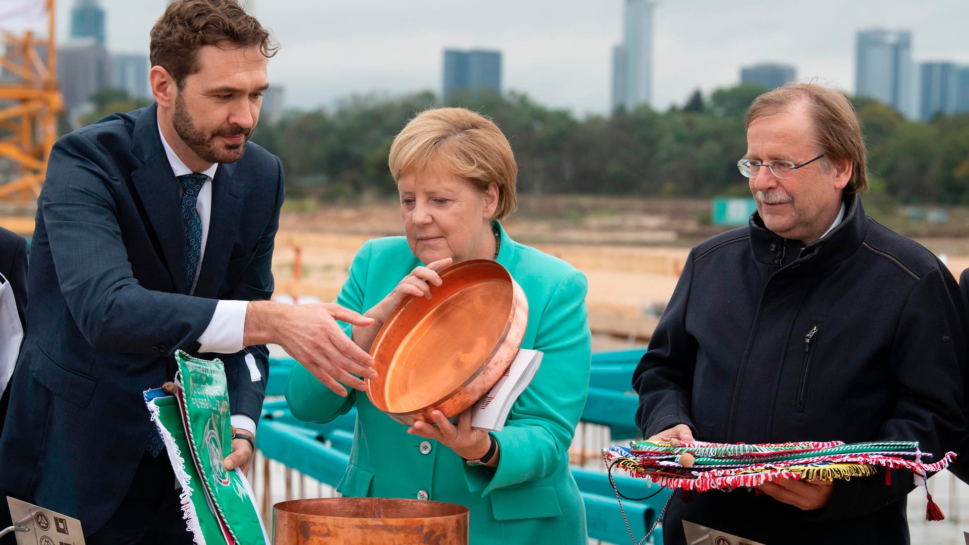 DFB-Generalsekretär Friedrich Curtius, Bundeskanzlerin Angela Merkel (CDU) und DFB-Interimspräsident Rainer Koch bei der Grundsteinlegung.