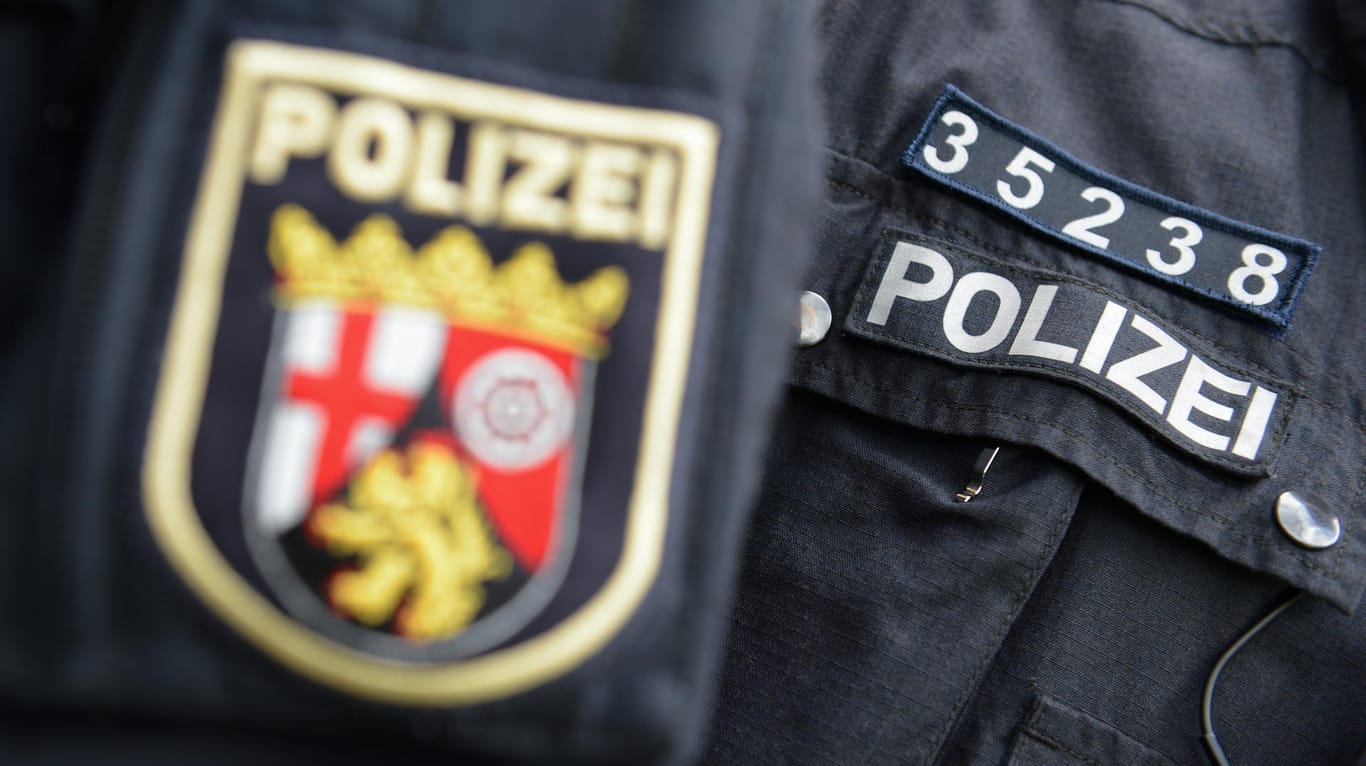Ein Beamter der Bereitschaftspolizei Rheinland-Pfalz trägt beim Einsatz die neue Kennzeichnung an der Uniform, die aus einer fünfstelligen Nummer besteht.
