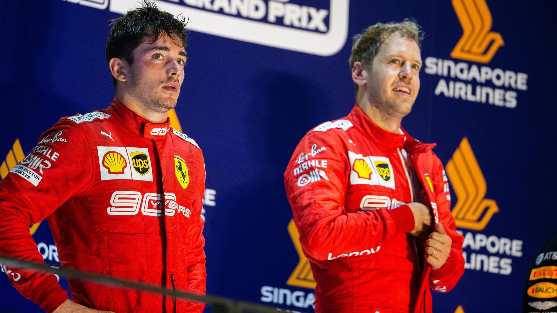 Trotz Ferrari-Doppelsieg: Auf dem Siegertreppchen in Singapur war Charles Leclerc (l.) noch sichtlich angefressen. Mittlerweile hat seine Kritik am Team zurückgenommen.