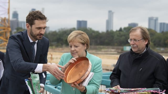 Bundeskanzlerin Agela Merkel (M) packt bei der Grundsteinlegung zur DFB-Akademie mit an. Bundeskanzlerin Agela Merkel (M) packt bei der Grundsteinlegung zur DFB-Akademie mit an.
