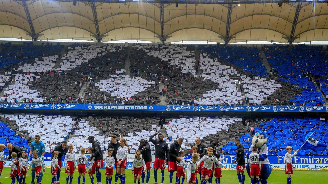 Choreo der HSV-Fans: Beim Spiel des Hamburger SV gegen Hannover 96 haben sich die Fans einiges einfallen lassen.