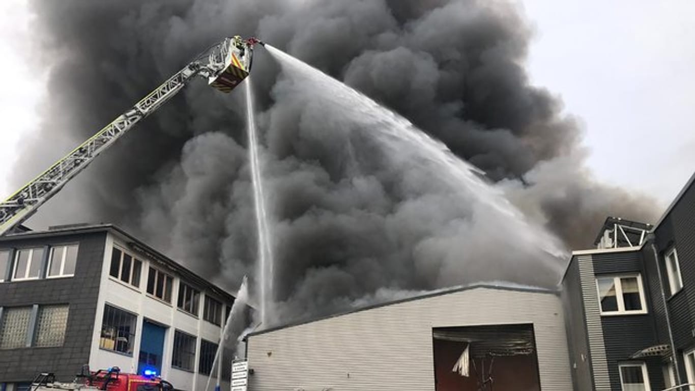 Feuer in einer Halle eines Textilunternehmens