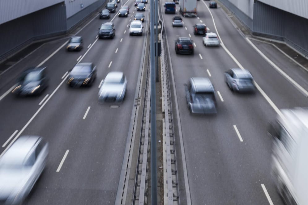 Autos auf einer Autobahn: Die Kfz-Steuer könnte künftig drastisch steigen.