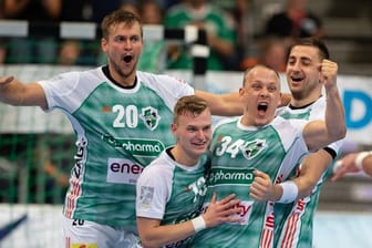 Hannovers Spieler bejubeln den Sieg über die SG Flensburg-Handewitt.