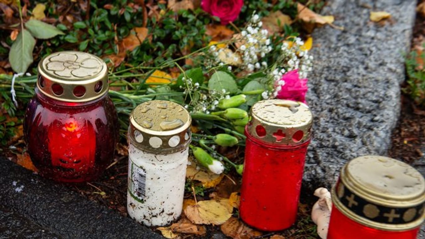 Nahe dem Tatort in Göttingen haben Menschen Kerzen und Rosen niedergelegt.